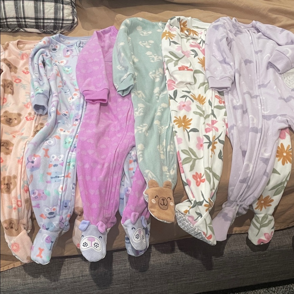 Bundle of 6  size 18 months , 4 Kids Headquarters pijamas  and 2 Carter’s